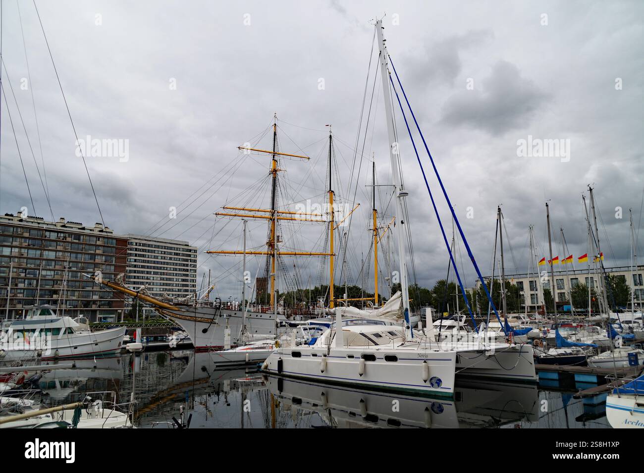 Un bellissimo porto della città belga di Ostenda o Ostenda pieno di barche e barche a vela in un giorno di agosto coperto dal Mare del Nord, Ostenda, Belgio Foto Stock Un bellissimo porto della città belga di Ostenda o Ostenda pieno di barche e barche a vela in un giorno di agosto coperto dal Mare del Nord, Ostenda, Belgio Foto Stock