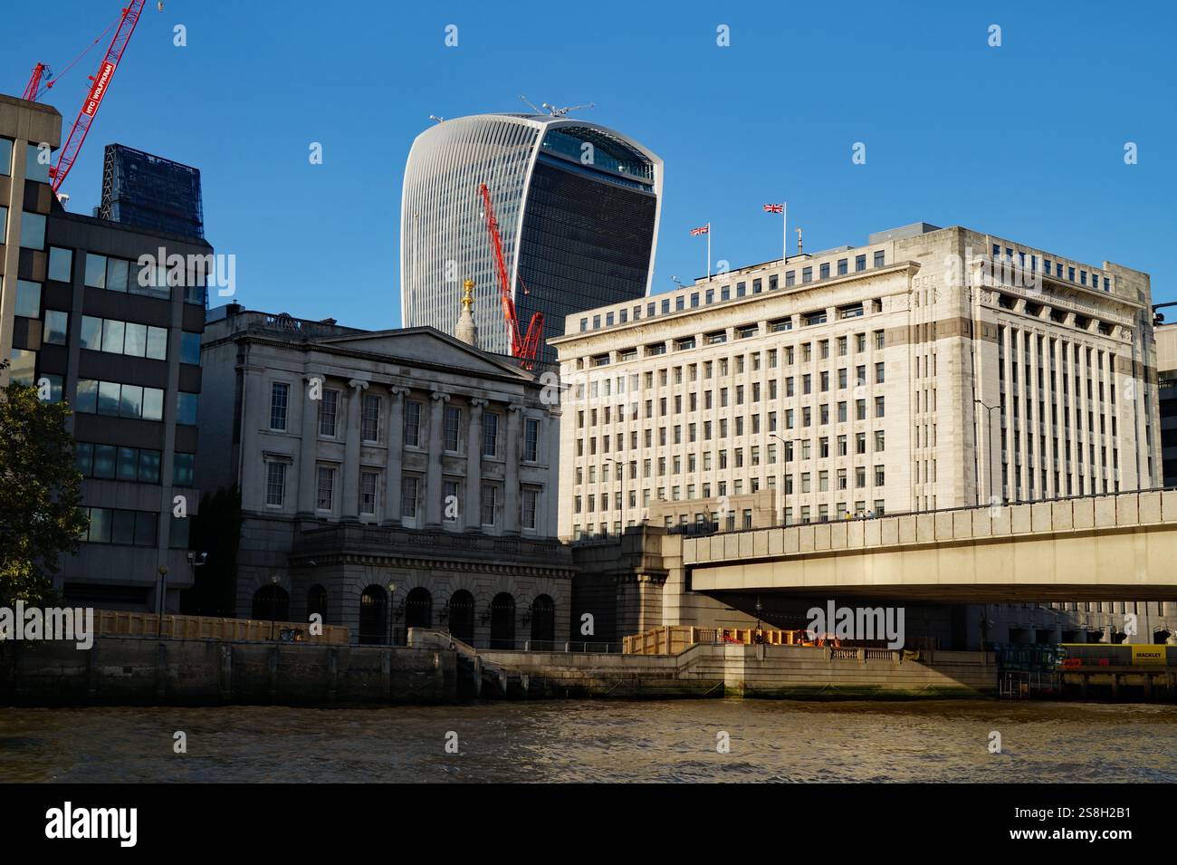 Splendida architettura europea moderna e storica di Londra con i suoi grattacieli ed edifici commerciali visti dal fiume Tamigi, Inghilterra, Gran Bretagna Foto Stock