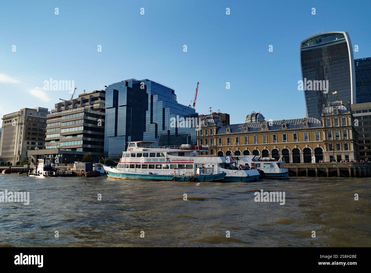Splendida architettura europea moderna e storica di Londra con i suoi grattacieli ed edifici commerciali visti dal fiume Tamigi, Inghilterra, Gran Bretagna Foto Stock
