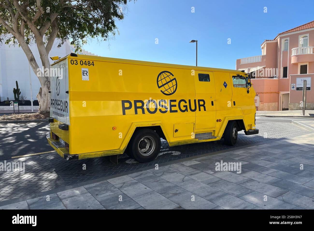 Prosegur Armoured Security Van parcheggiato a Costa Adeje. Tenerife, Isole Canarie, Spagna. 13 gennaio 2025. - Immagine stock catturata con smartphone