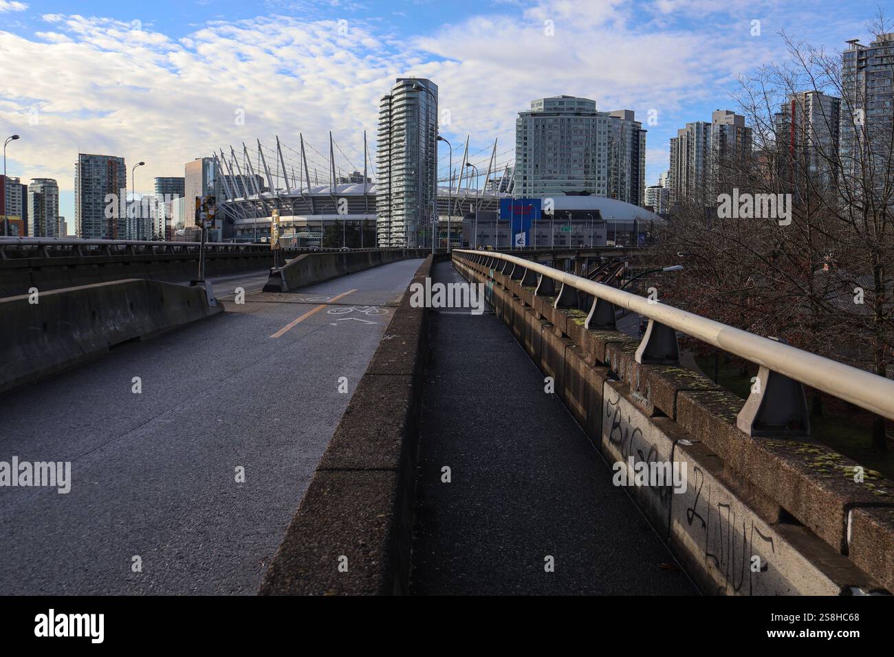 Il viadotto della Georgia si estende dalla base di Main Street al centro di Vancouver, BC. La vista include il BC Place Stadium all'orizzonte. Foto Stock