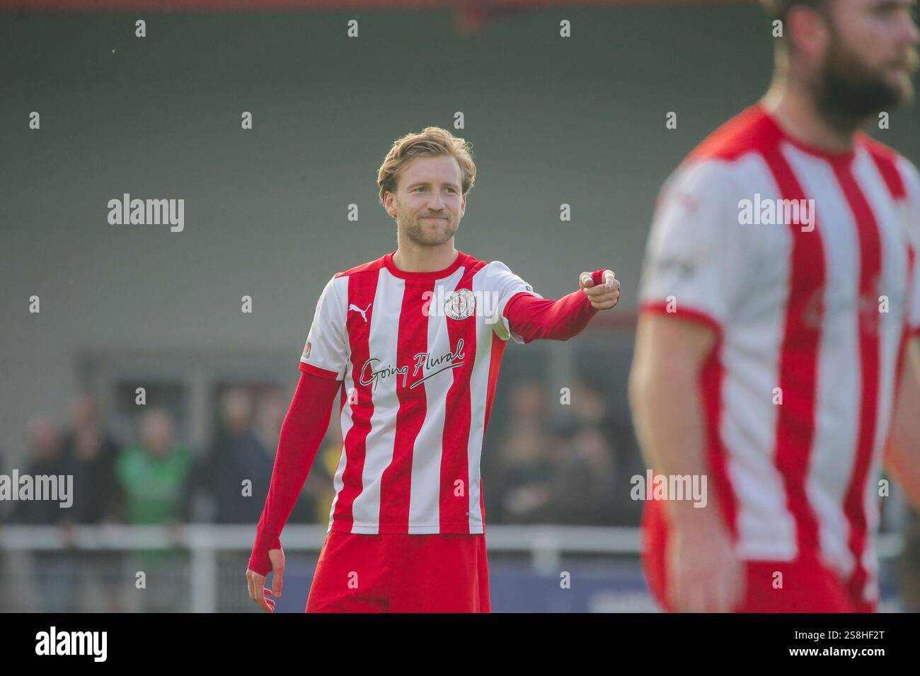 Morgan Roberts della città di brackley punta verso il compagno di squadra Foto Stock
