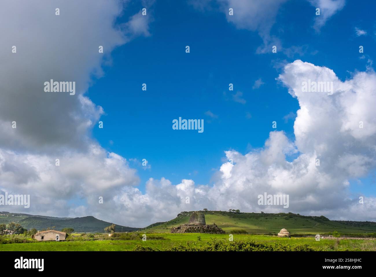 Nuragici, monumento Nuraghe Santu Antine, edifici preistorici a torre della cultura di Bonnanaro, sito storico, luogo di culto, sito di sepoltura o. Foto Stock