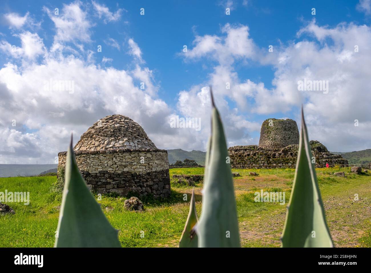 Nuragici, monumento Nuraghe Santu Antine, edifici preistorici a torre della cultura di Bonnanaro, sito storico, luogo di culto, sito di sepoltura o. Foto Stock