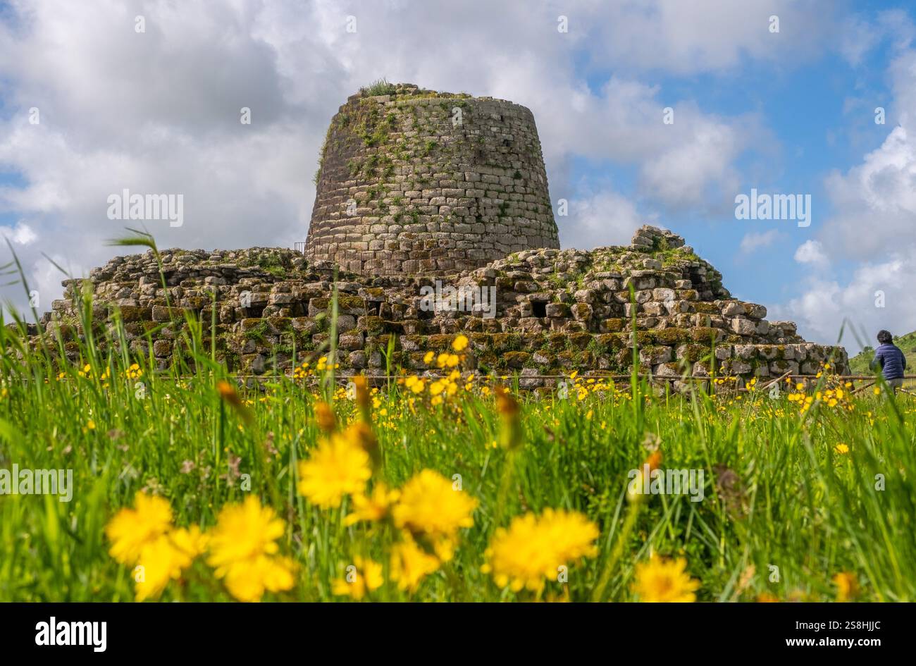 Nuragici, monumento Nuraghe Santu Antine, edifici preistorici a torre della cultura di Bonnanaro, sito storico, luogo di culto, sito di sepoltura o. Foto Stock
