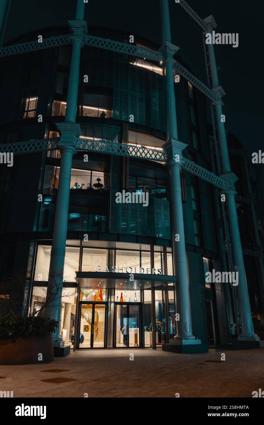 Edificio architettonico moderno di notte con facciate di vetro illuminate Foto Stock
