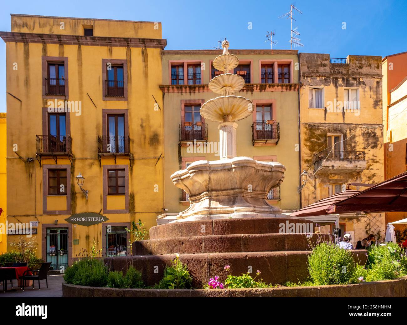 Fontana artistica a tre livelli in Piazza Costituzione, muro di casa con negozio Erboristeria, Bosa, Europa, Provincia di Oristano, Italia Foto Stock