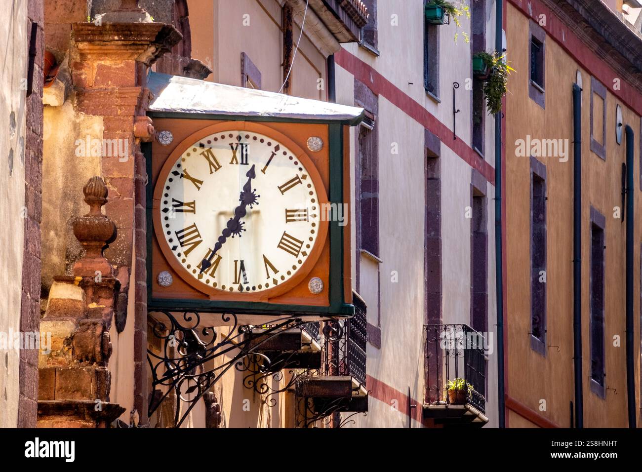 Orologio storico su un muro di casa, Bosa, Europa, Provincia di Oristano, Italia Foto Stock