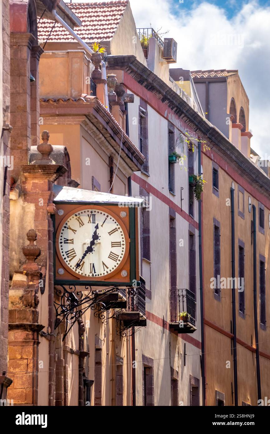 Orologio storico su un muro di casa, Bosa, Europa, Provincia di Oristano, Italia Foto Stock