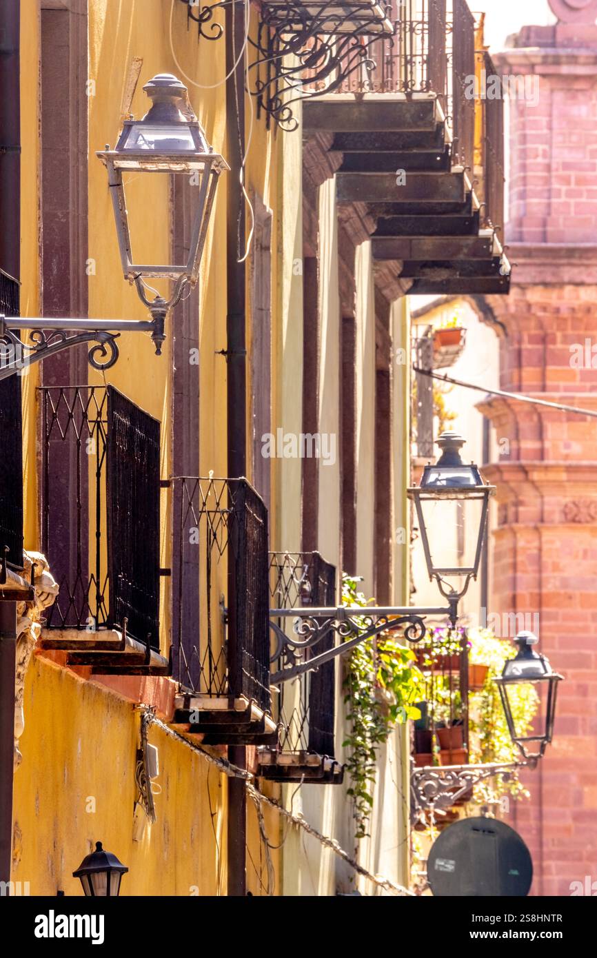 Muro di casa con pittoreschi lampioni stradali, Bosa, Europa, Provincia di Oristano, Italia Foto Stock