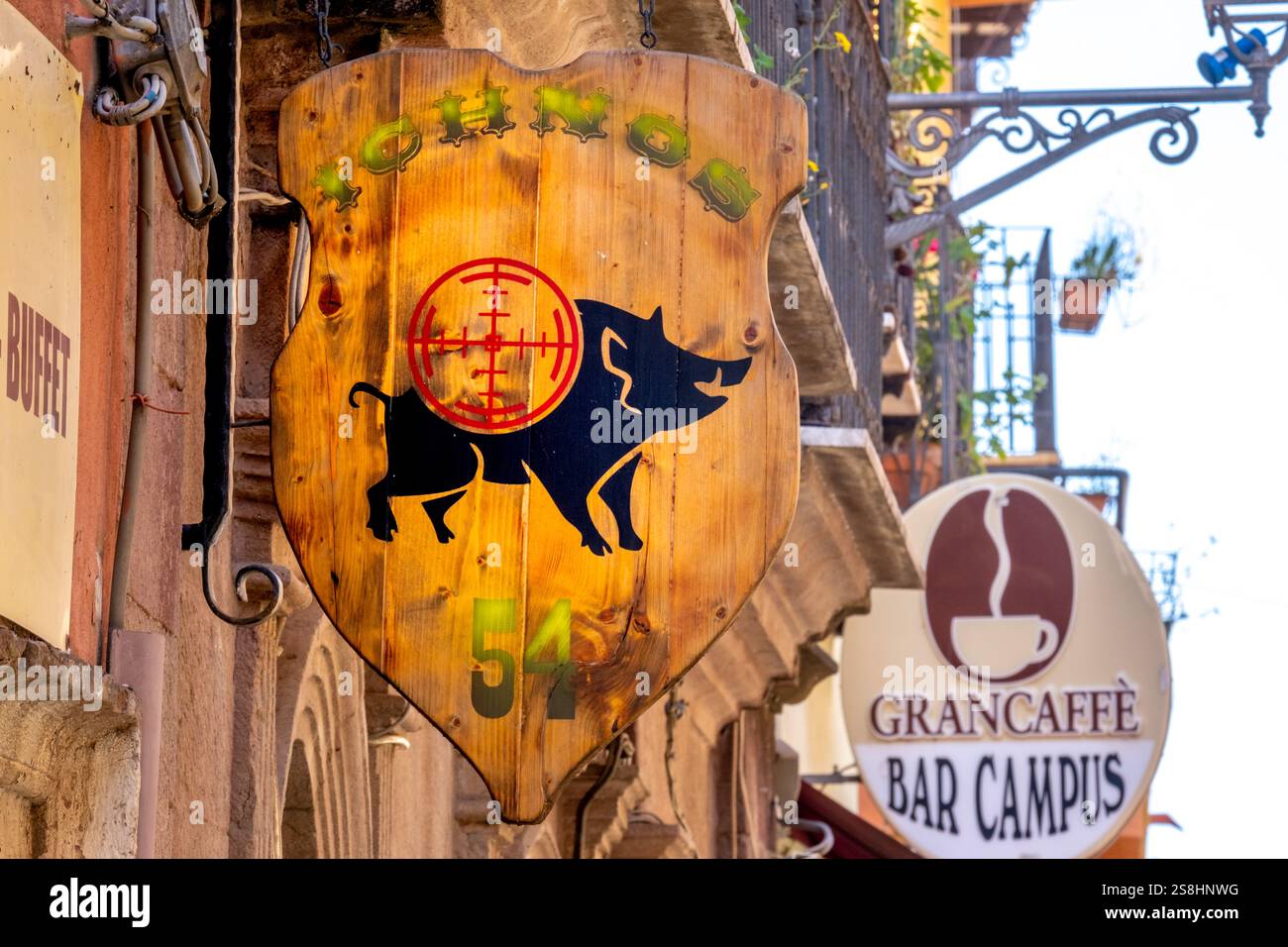 Cartello commerciale con cinghiale e bersaglio, Bosa, Europa, Provincia di Oristano, Italia Foto Stock