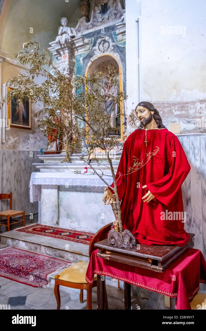 Figura di Cristo in veste rossa, Bosa, Europa, Provincia di Oristano, Italia Foto Stock