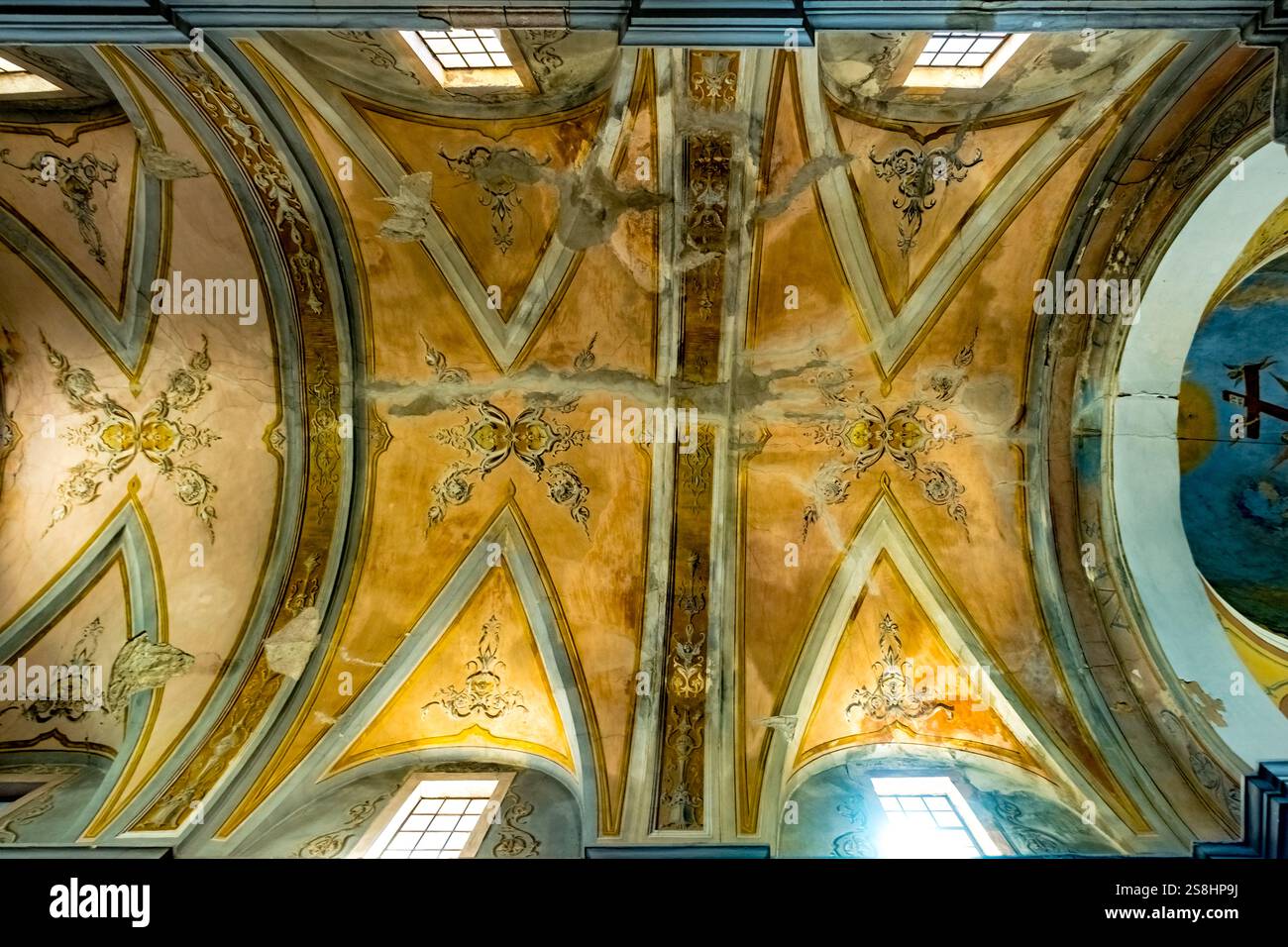 Soffitto ornato in una chiesa, Bosa, Europa, Provincia di Oristano, Italia Foto Stock