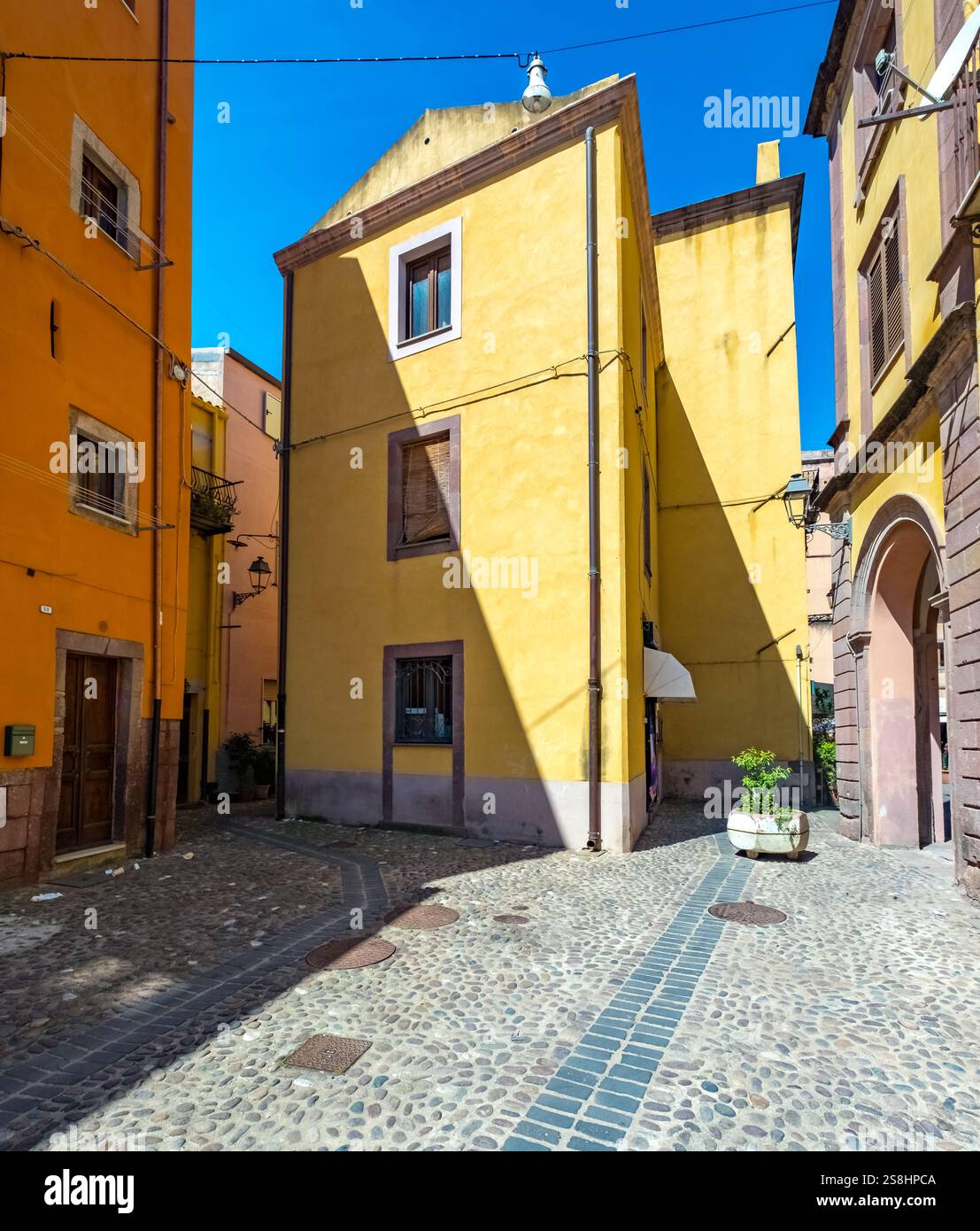 Casa gialla e muro di casa in un vicolo, Bosa, Europa, Provincia di Oristano, Italia Foto Stock