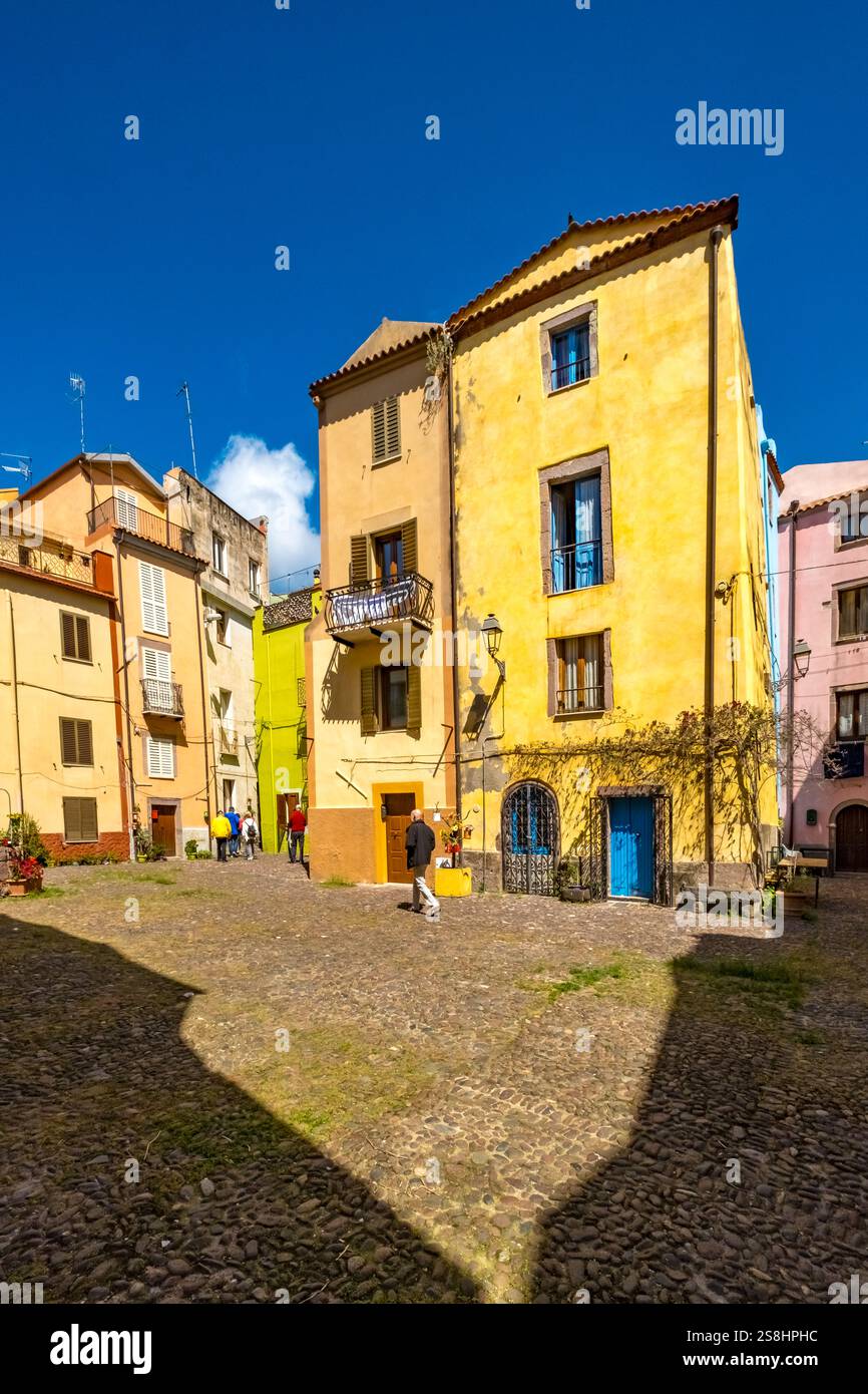 Casa e parete gialla con balcone in un vicolo, Bosa, Europa, Provincia di Oristano, Italia Foto Stock