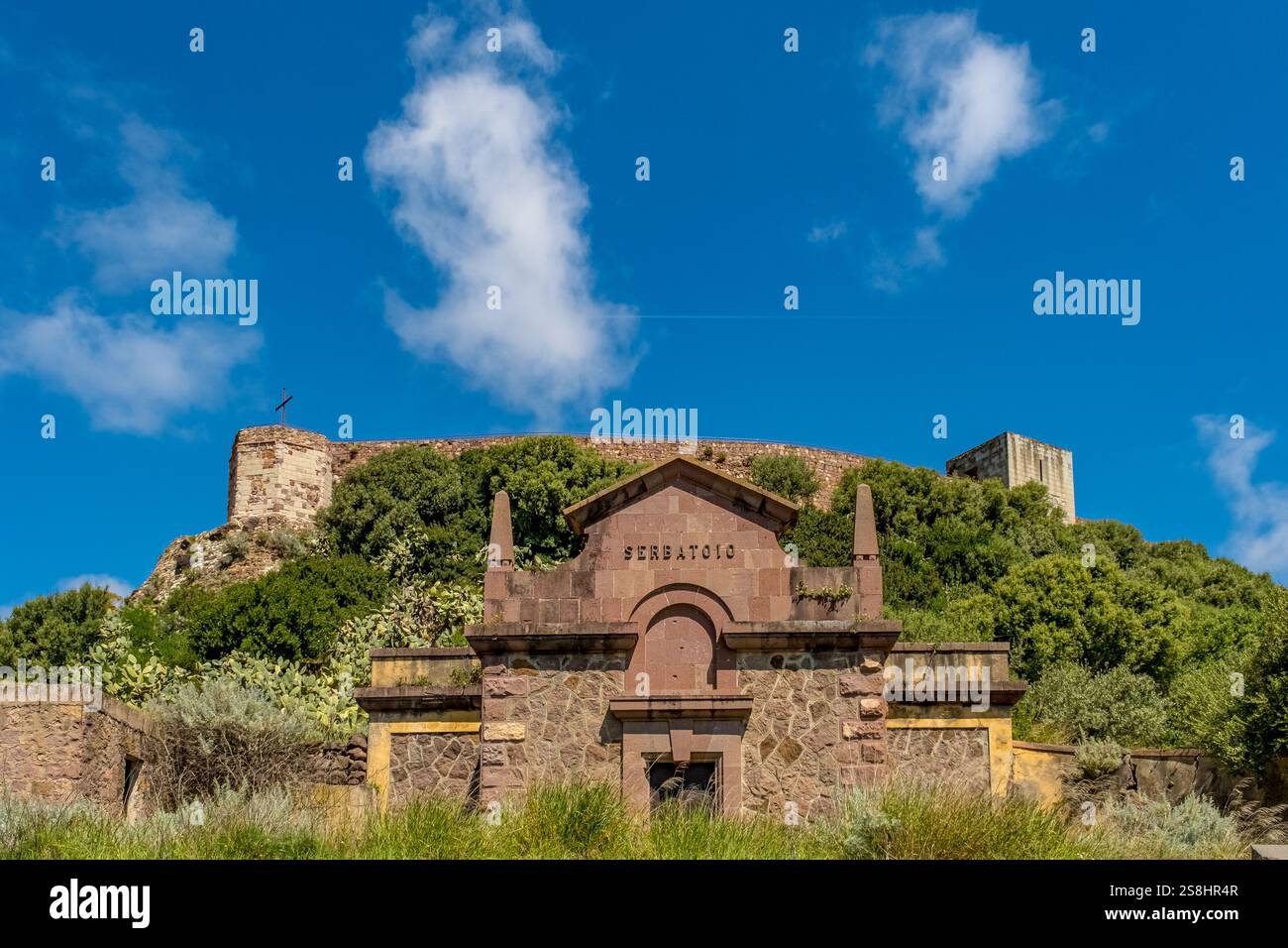 Attraversa il Castello di Serravalle, monumento del serbatoio sotto il castello di Malaspina, Bosa, Europa, Provincia di Oristano, Italia Foto Stock