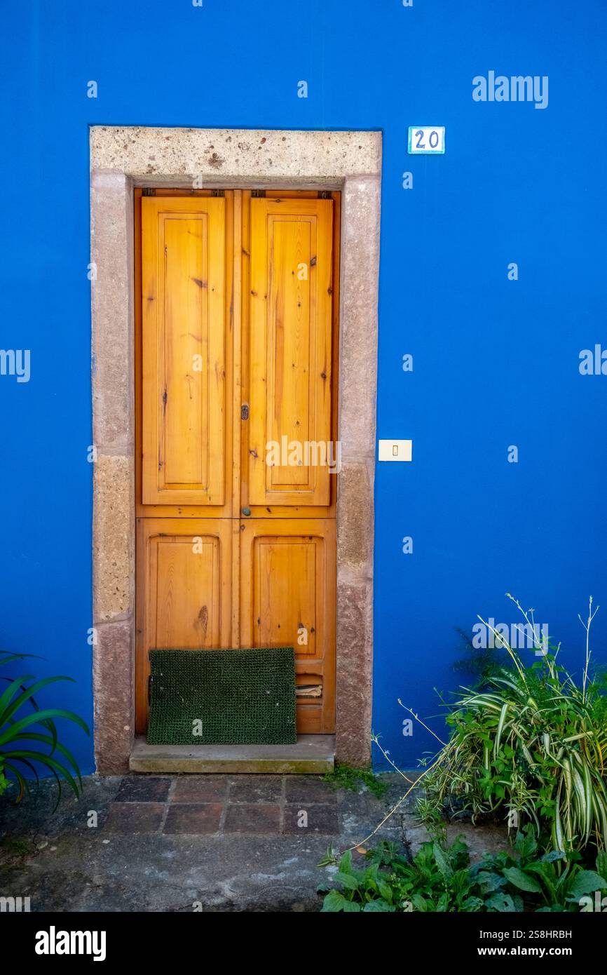 Casa blu con porta pittoresca, Bosa, Europa, Provincia di Oristano, Italia Foto Stock