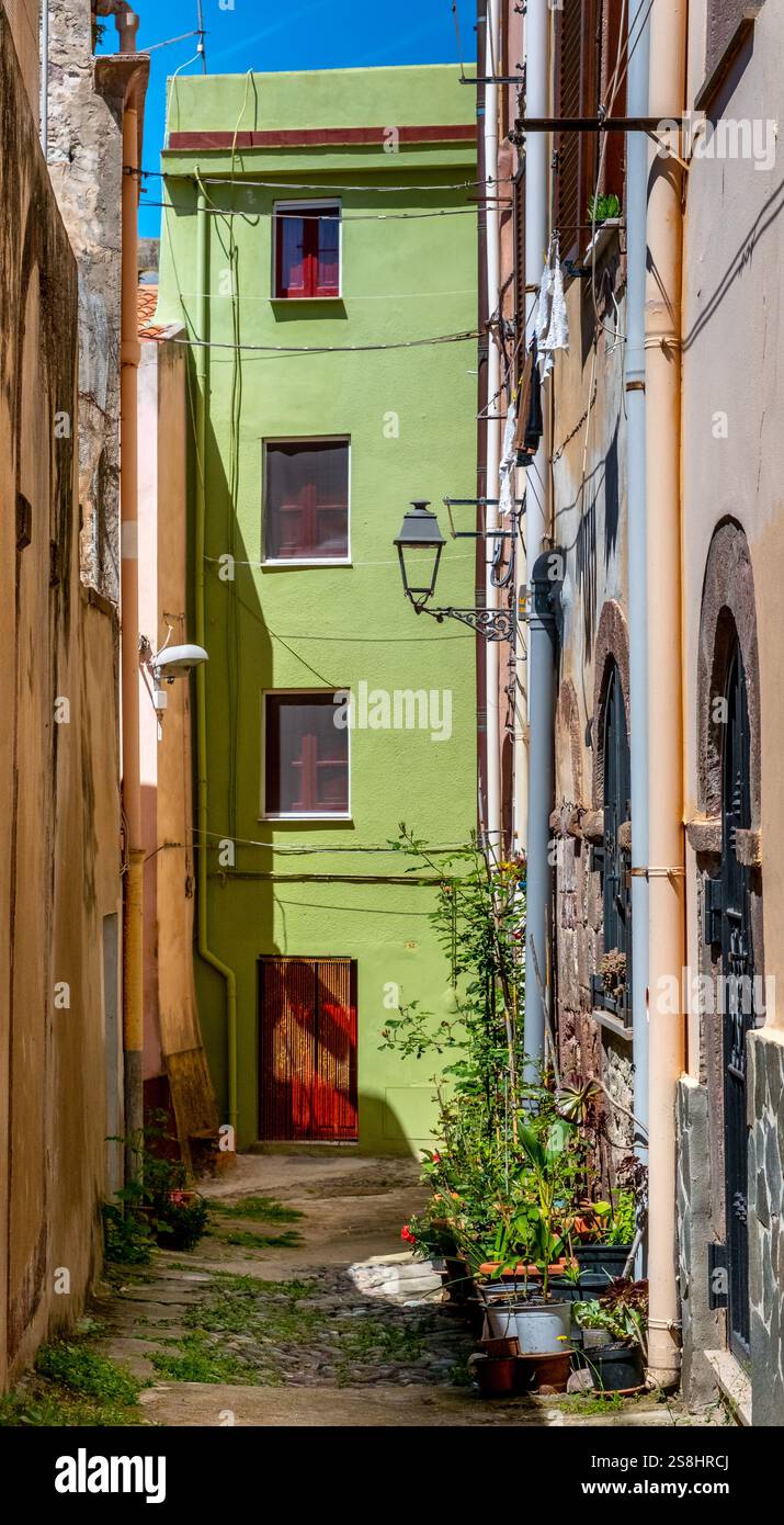 Vicolo con pittoresca casa e finestra, Bosa, Europa, Provincia di Oristano, Italia Foto Stock
