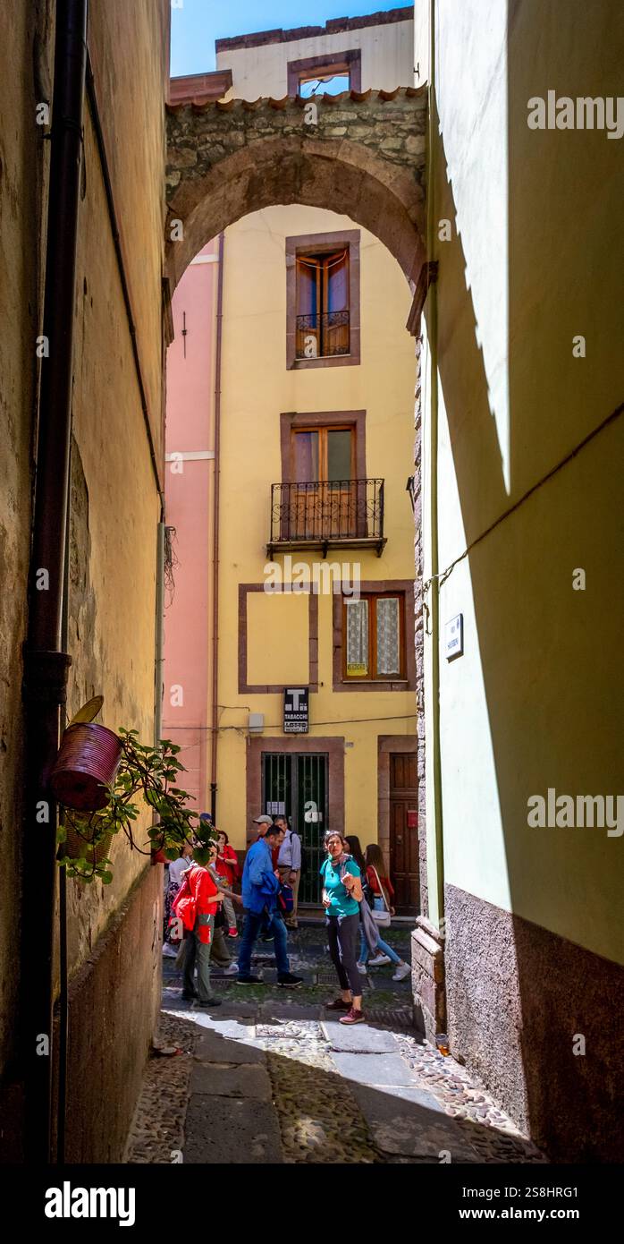 Vicolo con pittoresca casa e finestra, Bosa, Europa, Provincia di Oristano, Italia Foto Stock