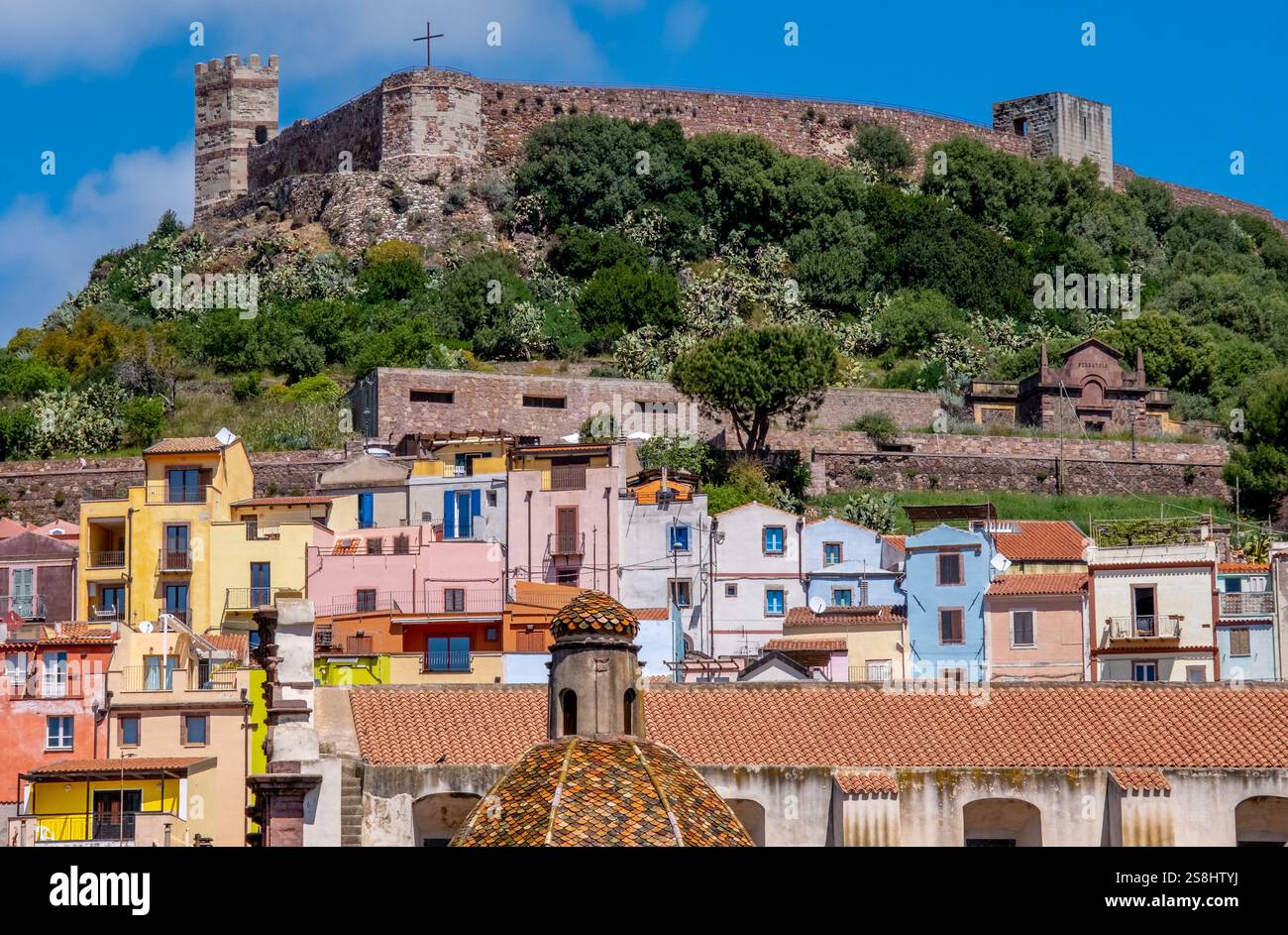 Vista delle case e del castello Castello di Serravalle, Bosa, Europa, Provincia di Oristano, Italia Foto Stock