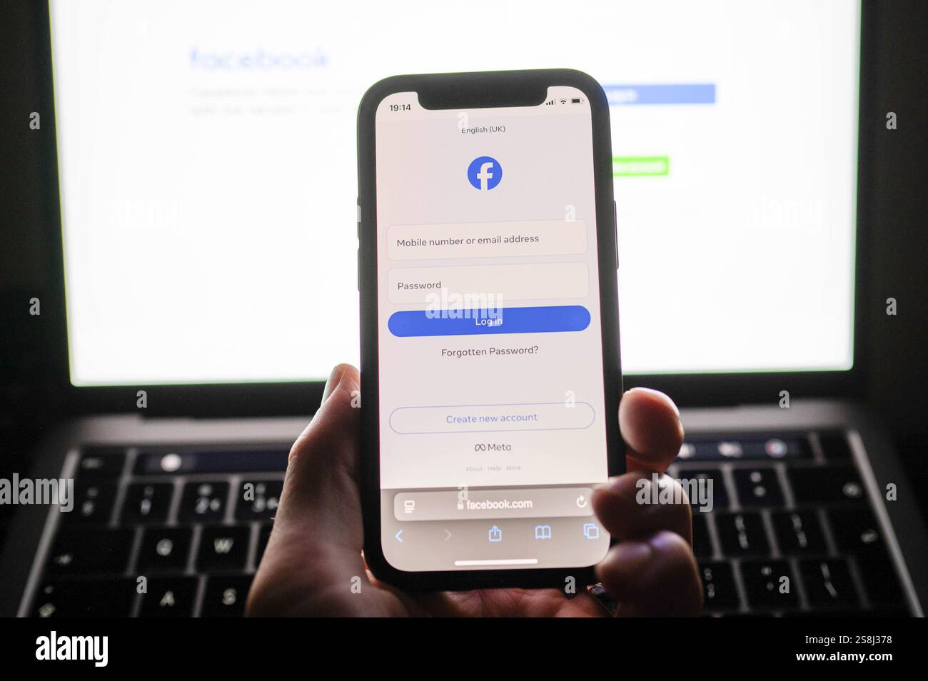 In questa immagine, la piattaforma di social media Facebook visualizzata sullo schermo di uno smartphone. Il 22 gennaio 2025 la pagina Facebook dell'organizzazione anti-razzismo ìStand Up to Racism è stata tolta da Facebook e successivamente reintegrata. Foto Stock