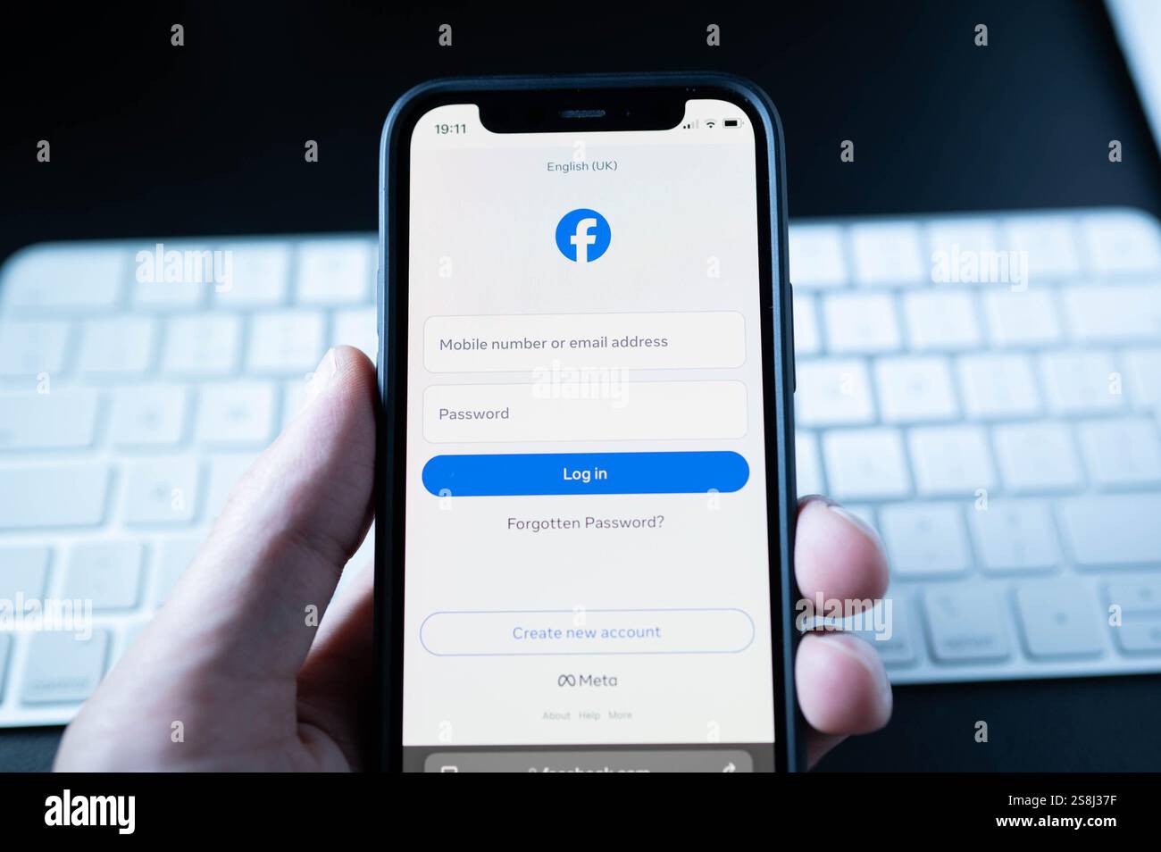 In questa immagine, la piattaforma di social media Facebook visualizzata sullo schermo di uno smartphone. Il 22 gennaio 2025 la pagina Facebook dell'organizzazione anti-razzismo ìStand Up to Racism è stata tolta da Facebook e successivamente reintegrata. Foto Stock