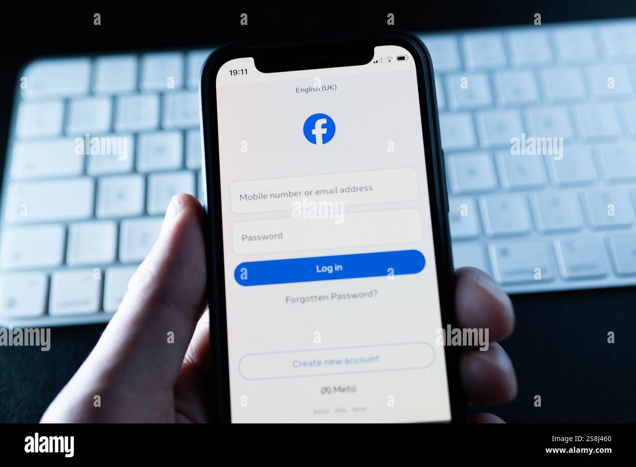 REGNO UNITO. 22 gennaio 2025. In questa immagine, la piattaforma di social media Facebook visualizzata sullo schermo di uno smartphone. Il 22 gennaio 2025 la pagina Facebook dell'organizzazione anti-razzismo ìStand Up to Racism è stata tolta da Facebook e successivamente reintegrata. (Foto di David Tramontan/SOPA Images/Sipa USA) *** esclusivamente per notizie editoriali **** credito: SIPA USA/Alamy Live News Foto Stock