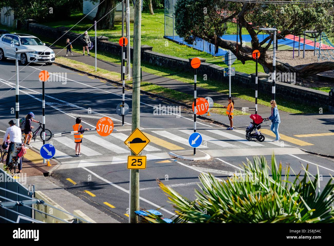 Attraversamento pedonale con monitoraggio della sicurezza scolastica Parnell Neighborhood, Auckland, nuova Zelanda, misure di sicurezza stradale nei pressi di un parco e parco giochi locali. Foto Stock