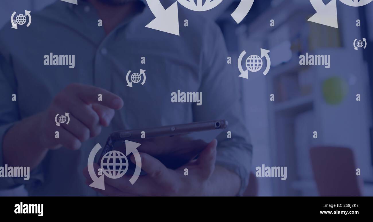 Immagine del globo con icone frecce sull'uomo d'affari caucasico che usa un tablet Foto Stock