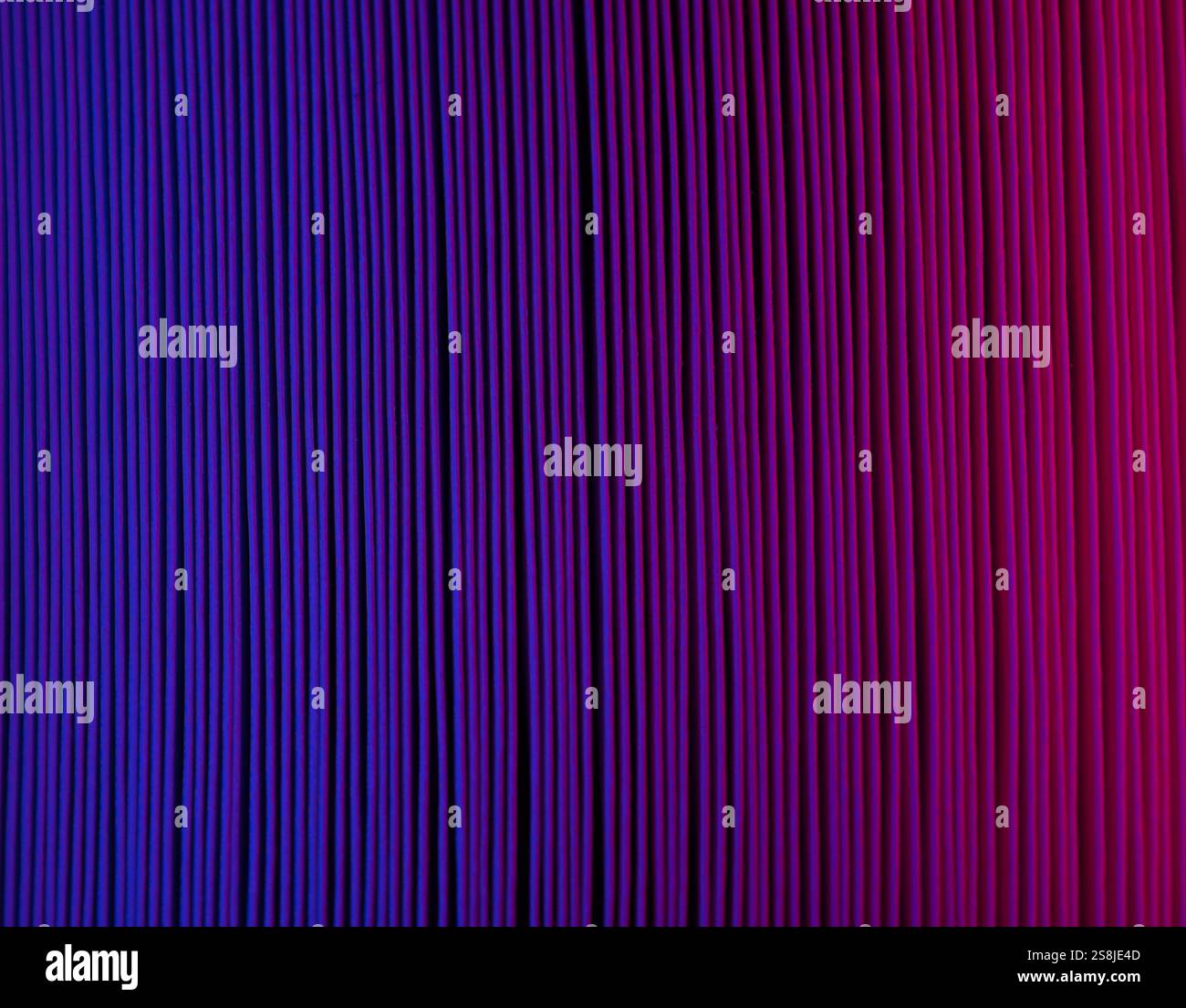 Luce colorata sui bordi delle buste di carta Foto Stock
