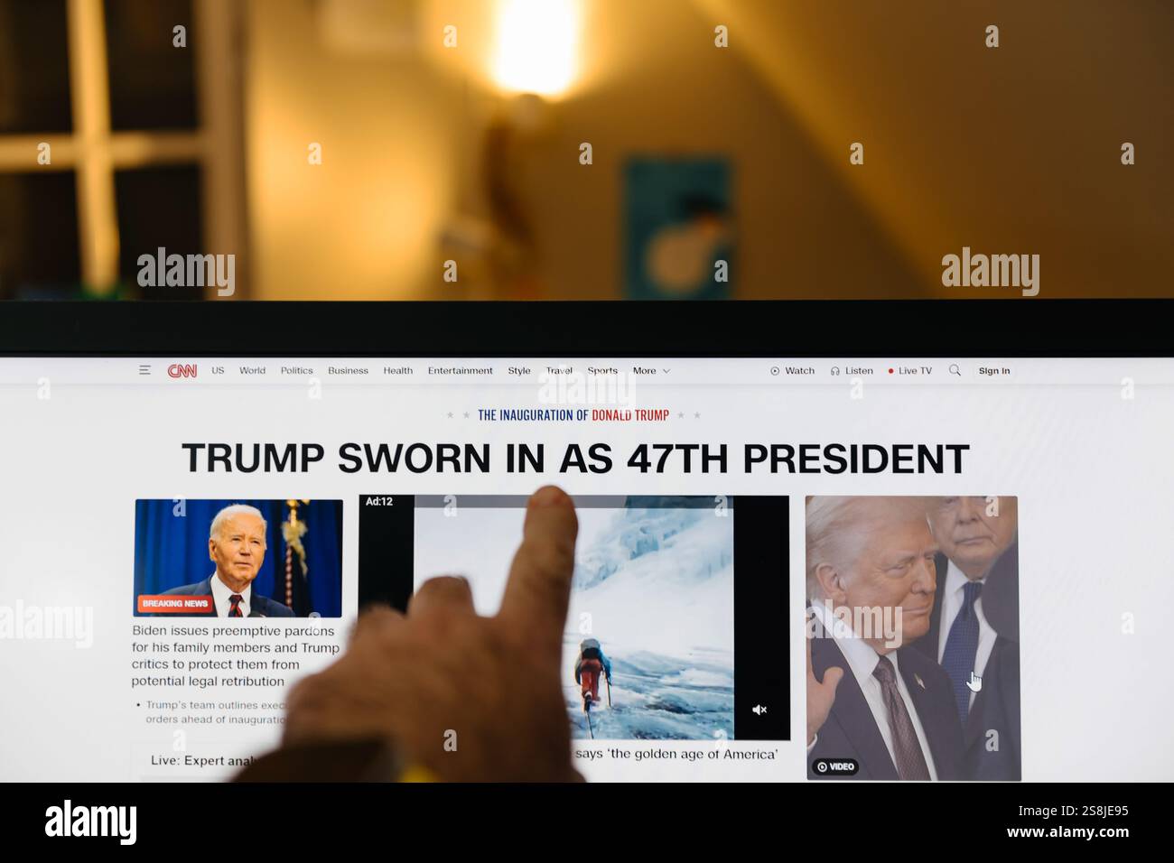 Parigi, Francia - 20 gennaio 2025: POV su un monitor touch - Donald Trump presta ufficialmente giuramento di 47° presidente della United St Foto Stock