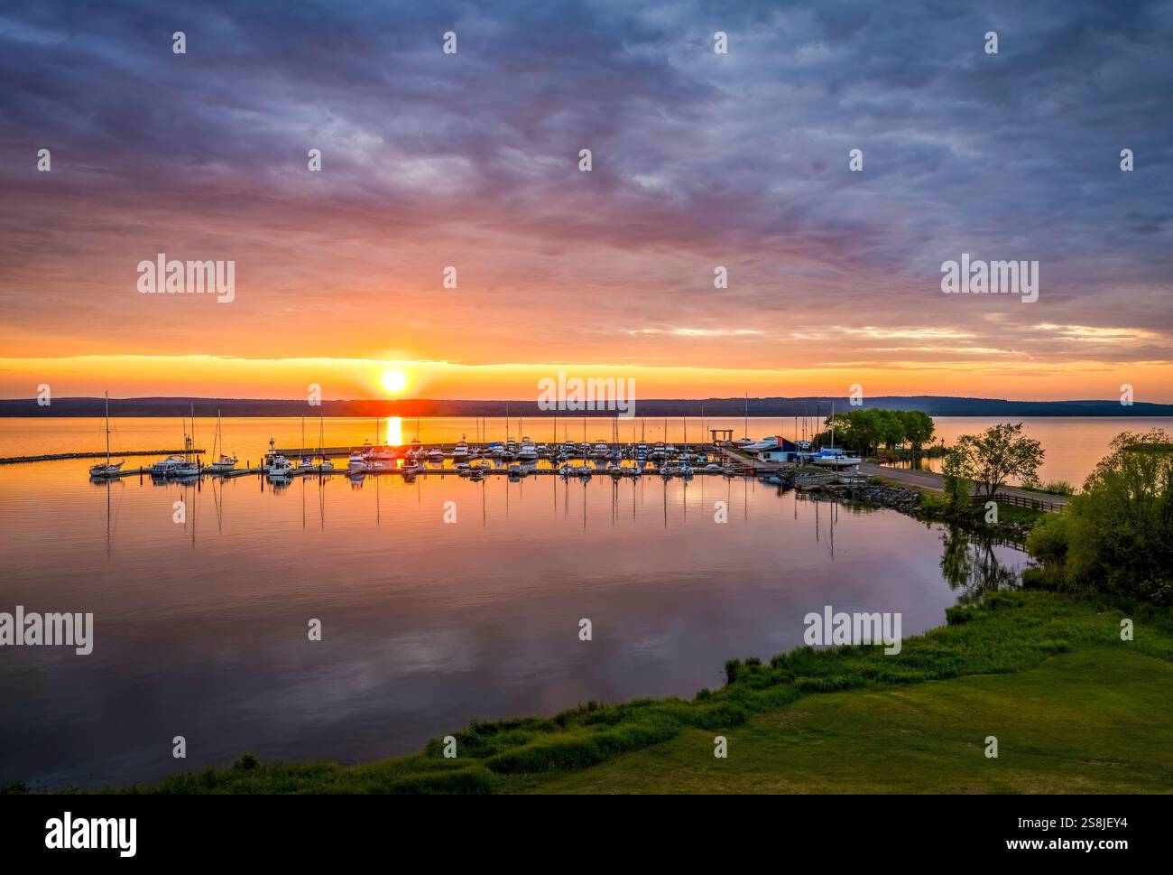 Tramonto sul porticciolo sul lago Superior, Ashland, Wisconsin, Stati Uniti Foto Stock