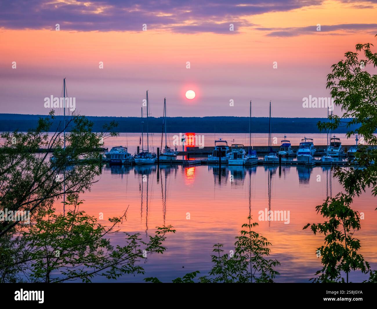 Tramonto sul porticciolo sul lago Superior, Ashland, Wisconsin, Stati Uniti Foto Stock