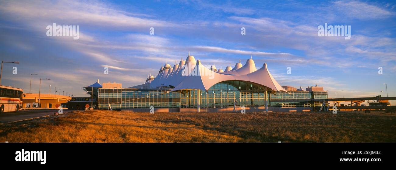 Cielo velato su un aeroporto Aeroporto Internazionale di Denver, Denver, Colorado, STATI UNITI D'AMERICA Foto Stock