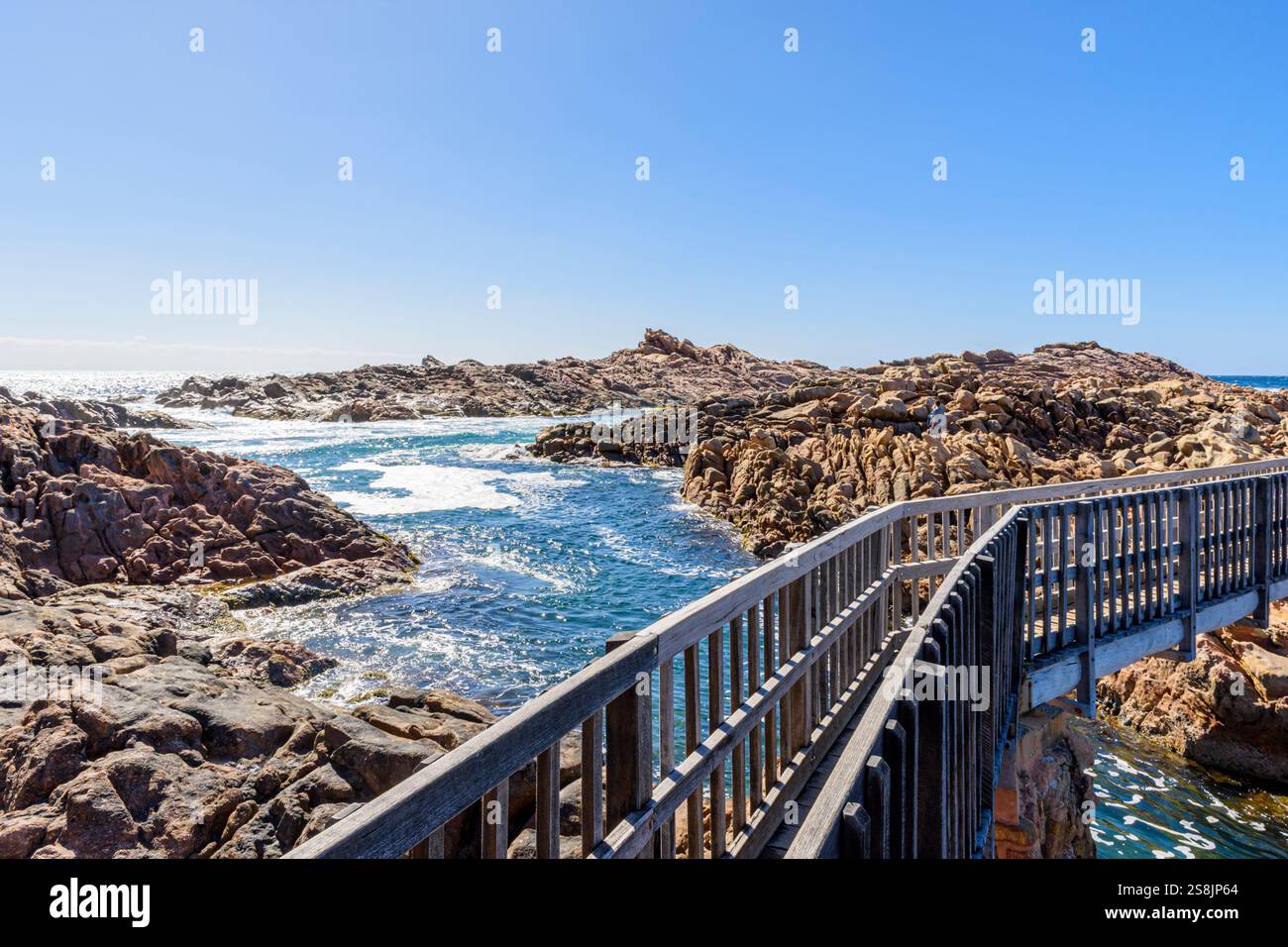 Ponte passerella in legno su Canal Rocks, Leeuwin-Naturaliste National Park, Australia Occidentale Foto Stock