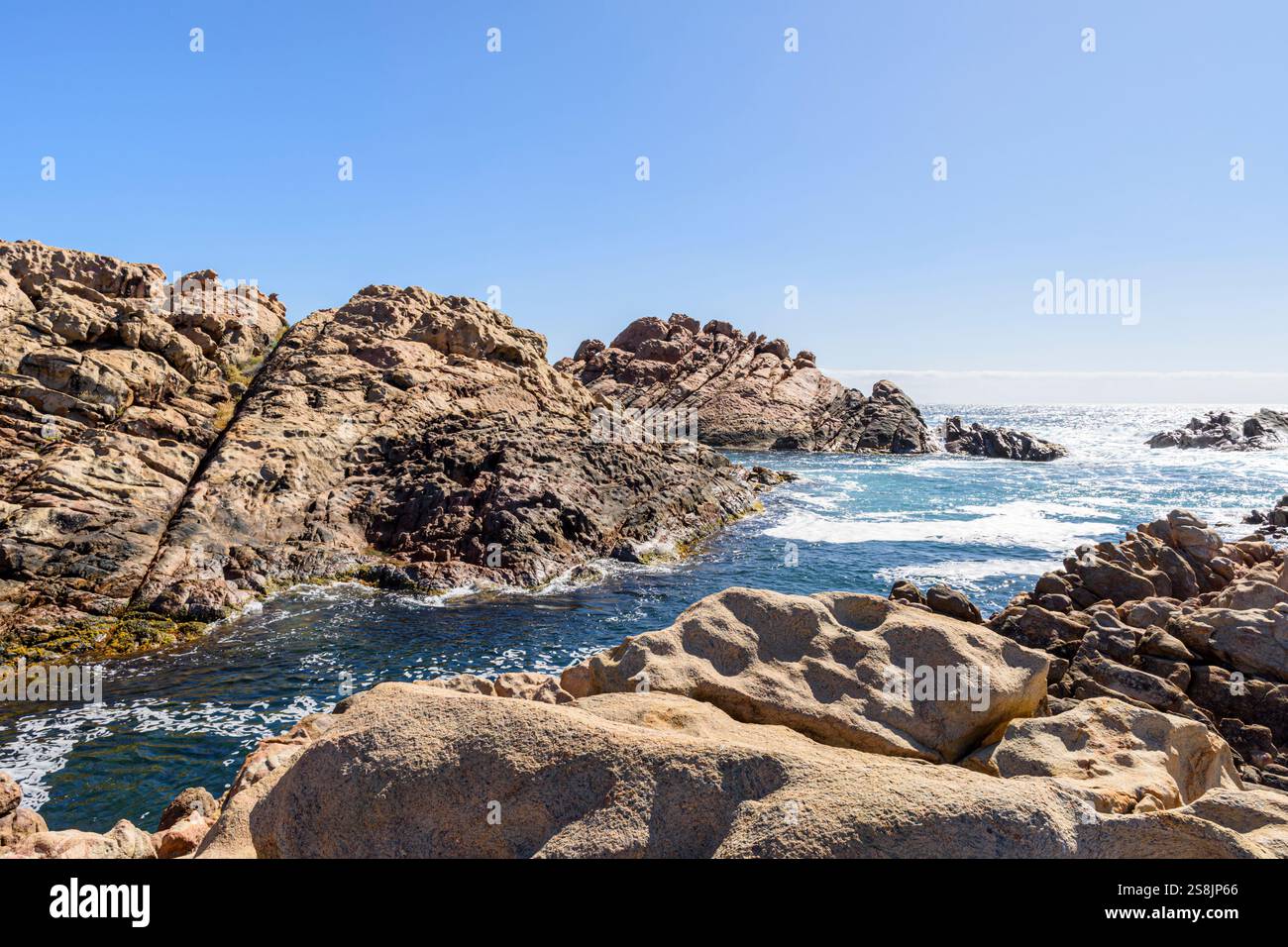 L'ondata di marea attraverso lo stretto canale di granito di Canal Rocks, il Parco Nazionale di Leeuwin-Naturaliste, Australia Occidentale Foto Stock