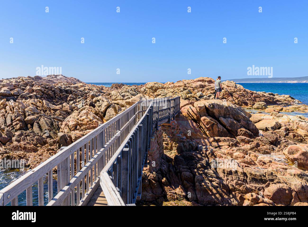 Turisti che guardano le rocce di granito del tempo di Canal Rocks, il Parco Nazionale di Leeuwin-Naturaliste, Australia Occidentale Foto Stock