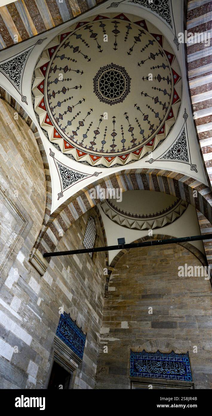 Motivi sul soffitto nella Moschea Suleymaniye, Istanbul, Turchia Foto Stock