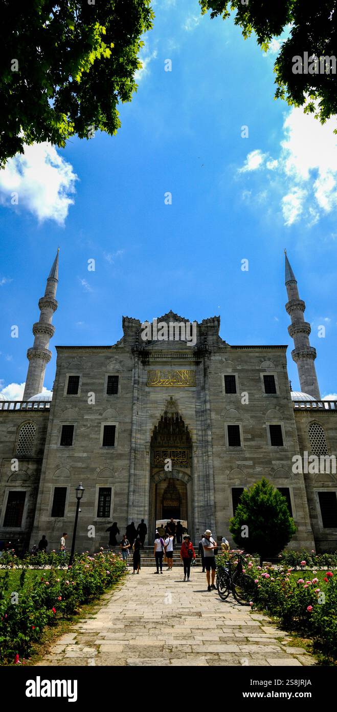 Area giardino che conduce al cortile interno della Moschea Suleymaniye, Istanbul, Turchia Foto Stock