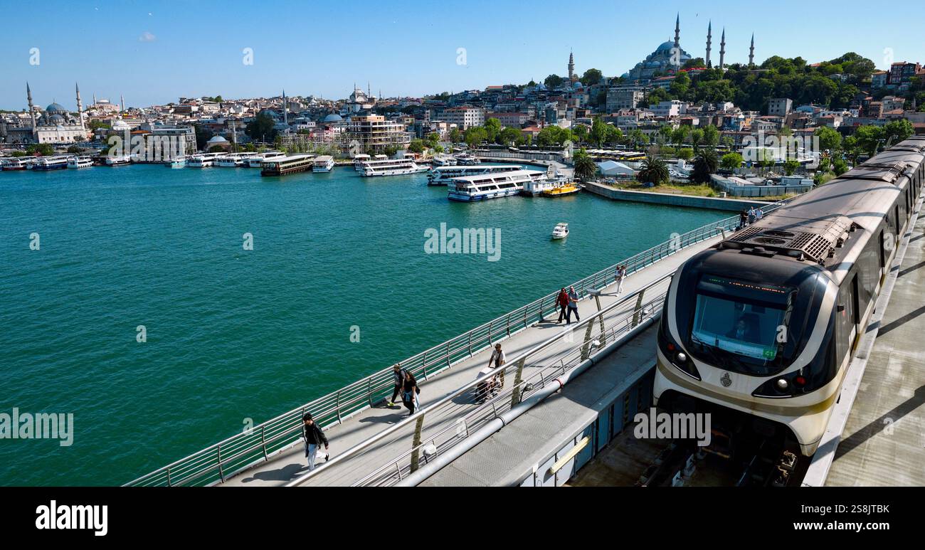 Treno sul ponte Halic Metro, Istanbul, Turchia Foto Stock