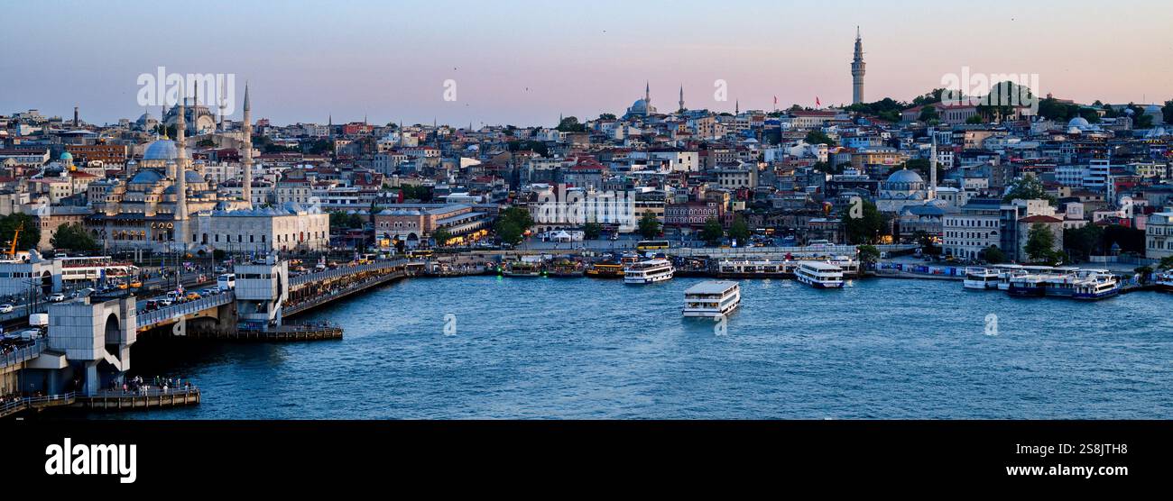 Vista del Corno d'Oro e del Ponte di Galata al tramonto, Istanbul, Turchia Foto Stock