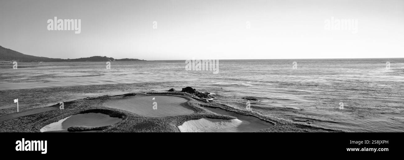 Trappole di sabbia in un campo da golf, campo di golf di Pebble Beach, spiaggia ghiaiosa, Monterey County, California, Stati Uniti d'America Foto Stock