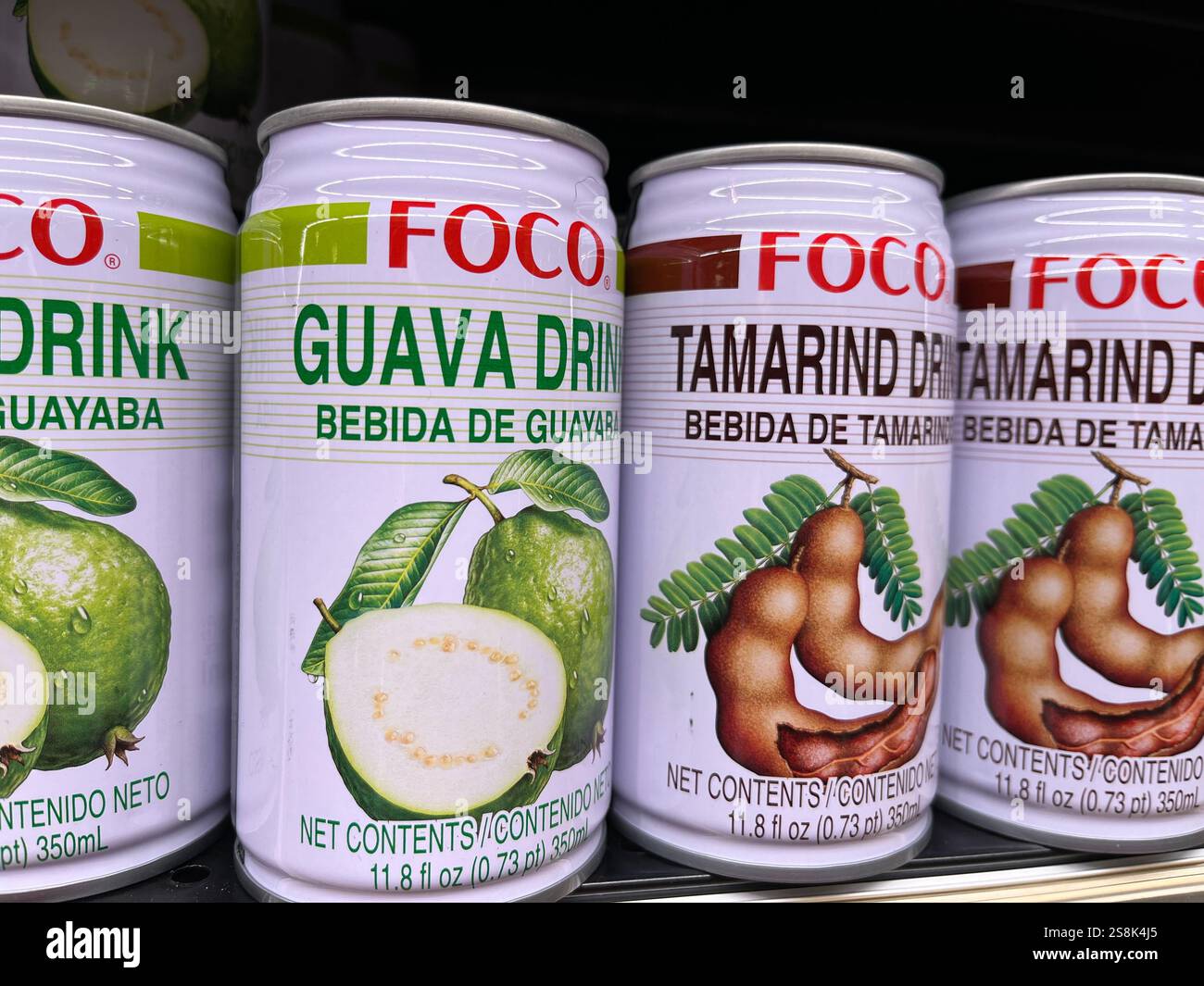 bevanda guava, bevanda tamarinda, bevande in scatola, bevande analcoliche, lattine, scaffale del supermercato, esposizione del supermercato, bevande FOCO, lattine FOCO, lattine FOCO in scatola Foto Stock