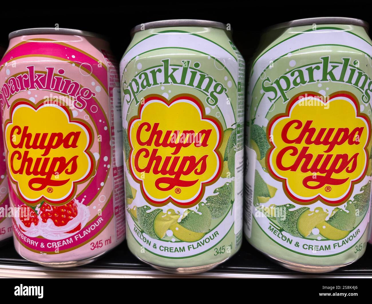 Chupa Chups lattine, Chupa Chups bevande, bevande in scatola, bevande analcoliche, lattine, scaffale del supermercato, esposizione del supermercato, bevande frizzanti Chupa Chups Foto Stock