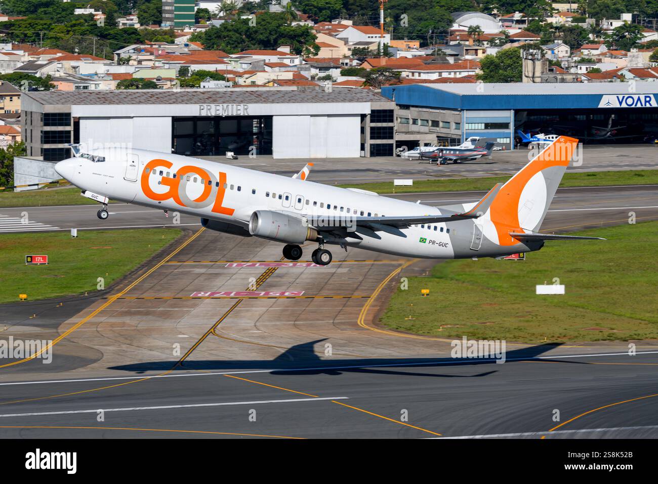 Aeromobili Gol Airlines Boeing 737-800 in decollo dall'aeroporto di Congonhas. Aereo di Gol Linhas Aéreas 737 a Congonhas. Aereo B737 in partenza. Foto Stock