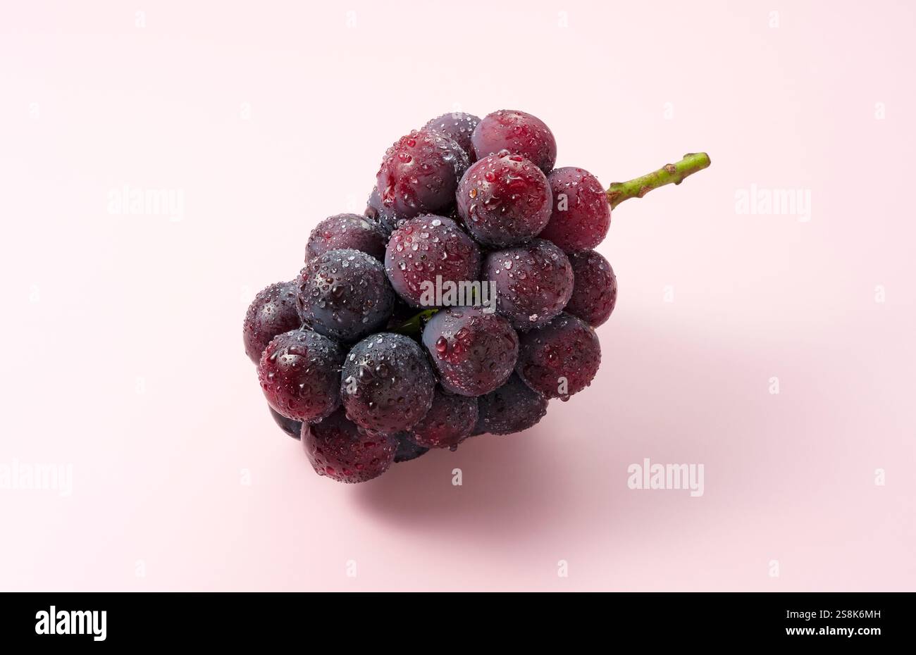 Uve Pione giapponese fresche disposte su fondo rosa Foto Stock
