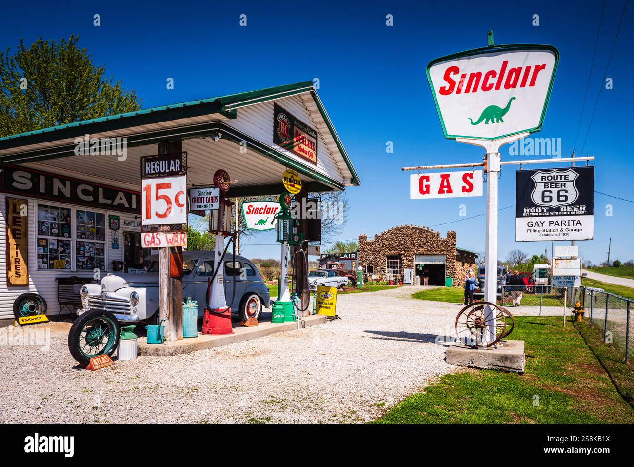 Ash Grove, Missouri USA - 28 aprile 2018: La stazione di riempimento gay Parita è una stazione di servizio della Route 66 che presenta un gruppo di 4 edifici ricchi di storia Foto Stock