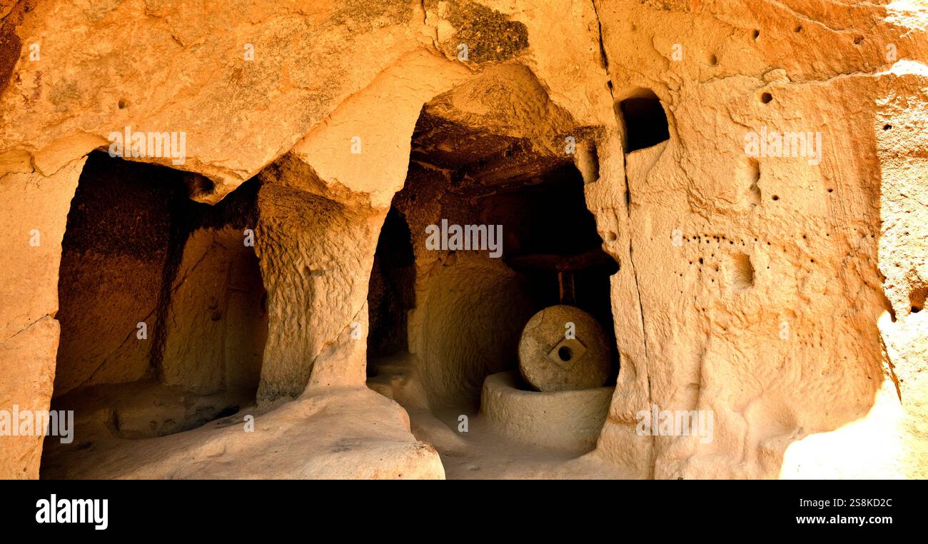 Sala scolpita in montagna, museo all'aperto di Zelve, parco nazionale di Goreme, Turchia Foto Stock