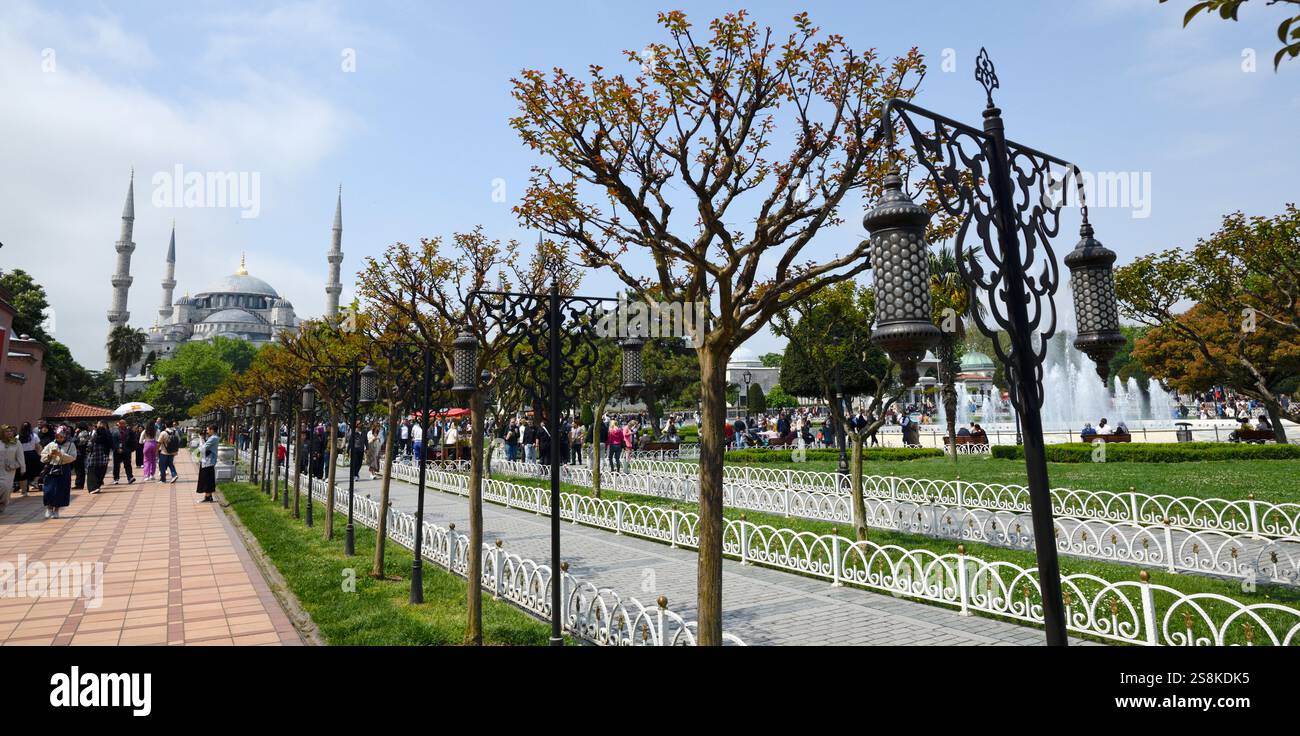 Percorso nel Parco del Sultano Ahmet con la Moschea di Santa Sofia sullo sfondo, Turchia Foto Stock