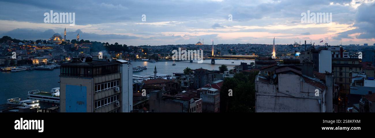 Città al crepuscolo, Istanbul, Turchia Foto Stock Città al crepuscolo, Istanbul, Turchia Foto Stock